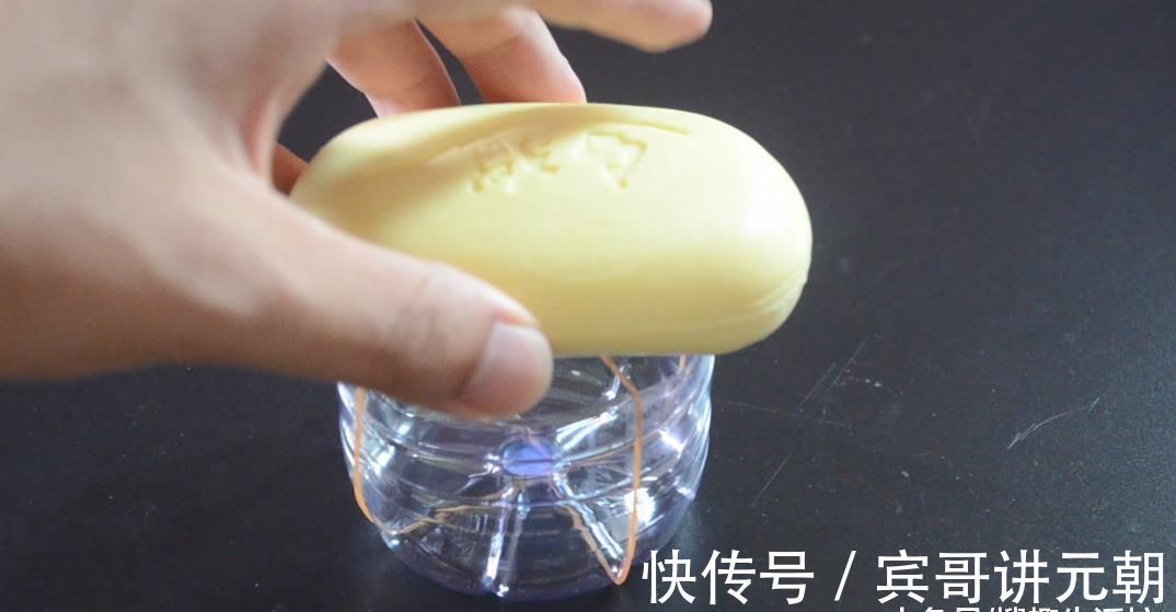 塑料瓶|橡皮筋绑在塑料瓶上太厉害了, 解决了很多家庭的烦恼, 看完赶紧试试