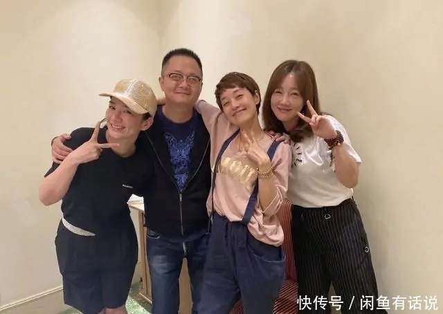 白t|马伊琍果然是清流,白T领口都变形成这样还穿,配背带裤还挺时髦