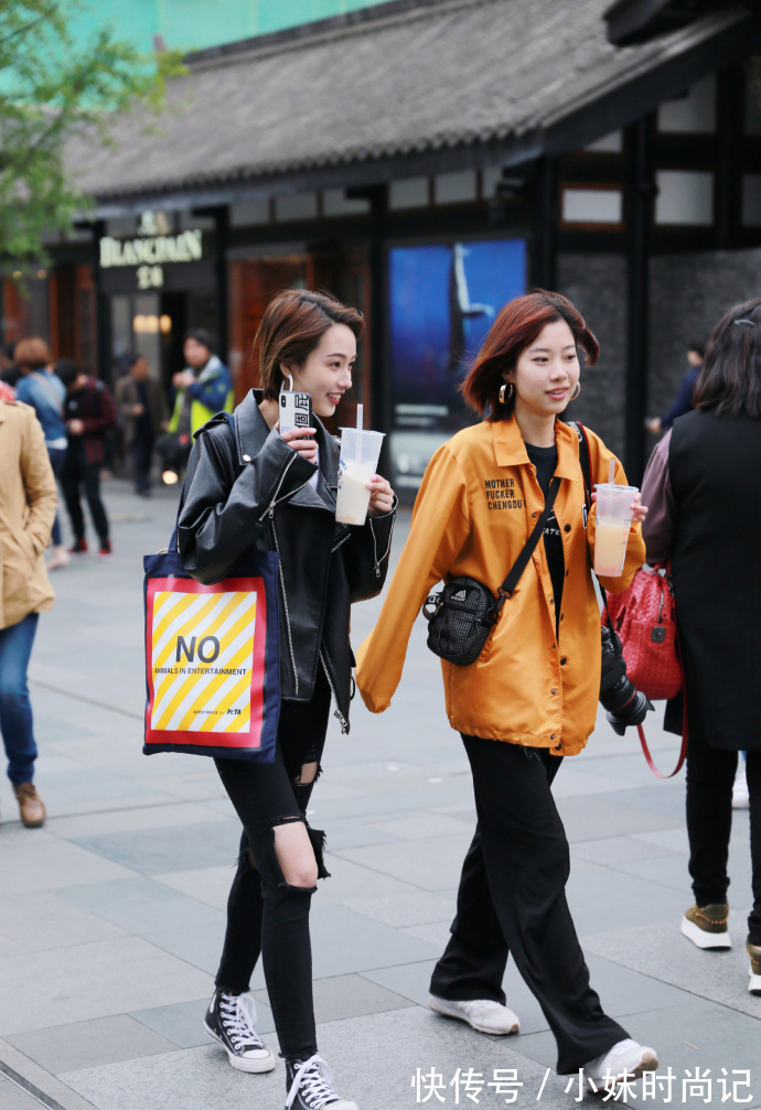 一字肩|街拍,一字肩格子上衣搭配牛仔半身裙,休闲青春范