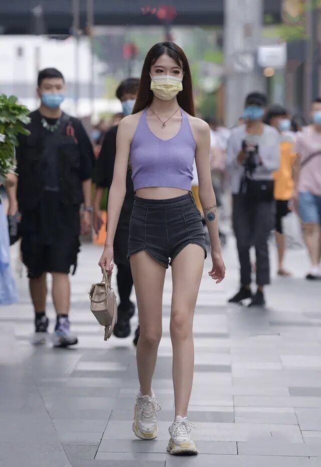 “烂大街”的短裤T恤,被年轻女孩“玩坏”了,这么穿时髦又舒适