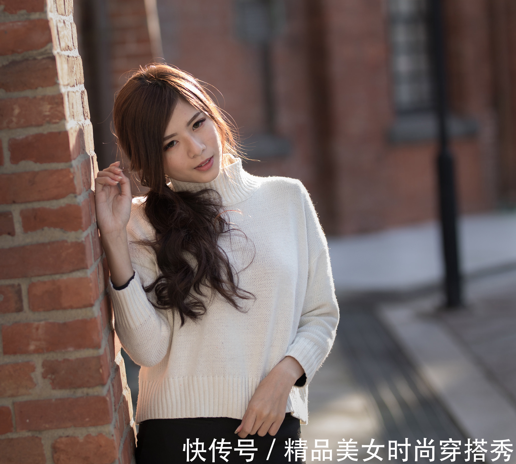 搭配|纯白色宽松毛衣,搭配一条半身裙,再配上松糕鞋,穿出不一样的美