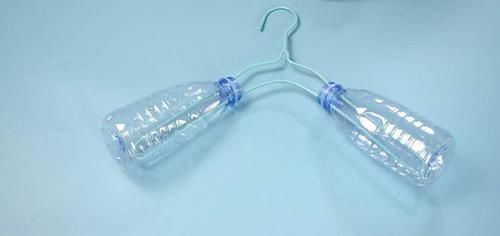  家家|衣架上套2个塑料瓶，这个用途太聪明了，解决家家都困扰的烦恼，实用