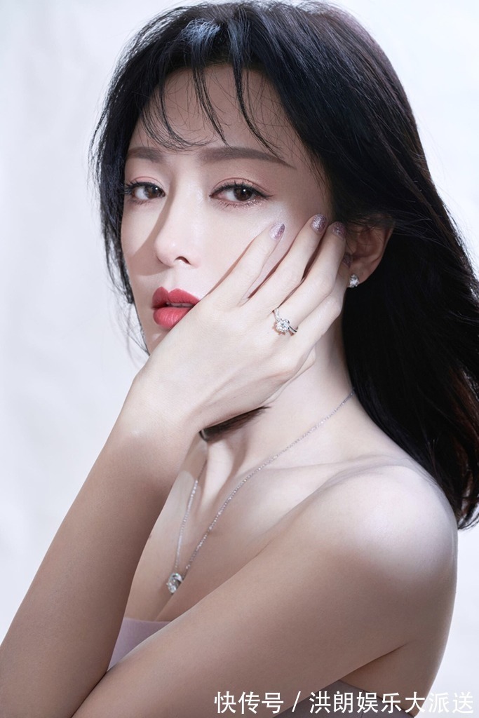 马尾辫 40岁女人头发不要剪太短,4款发型好看又显气质,合适过年用