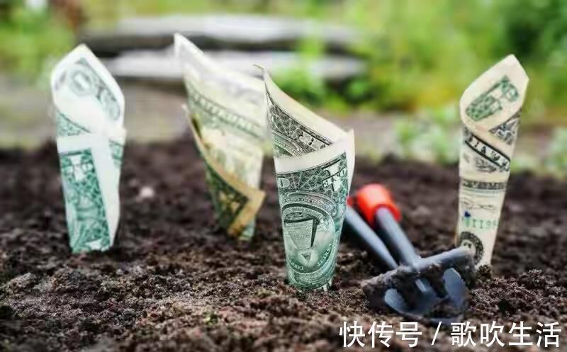 金钱|你再穷,也别总向孩子哭穷,金钱教育不该成为捆绑人生的“诅咒”