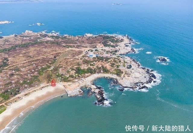 这个半岛，一边巨浪滔天，一边风平浪静，号称“中国观浪第一湾”