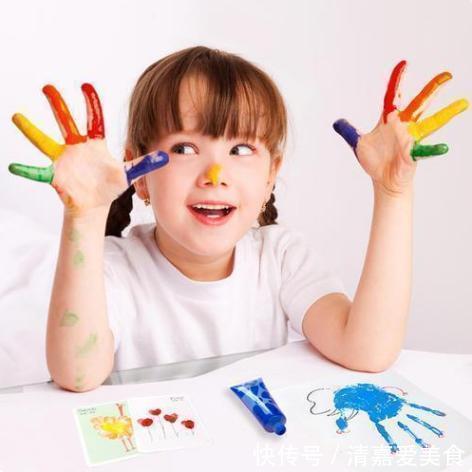 孩子|“突然就不香了”,3岁女宝啃鸡爪,低头一看发现有点“眼熟”