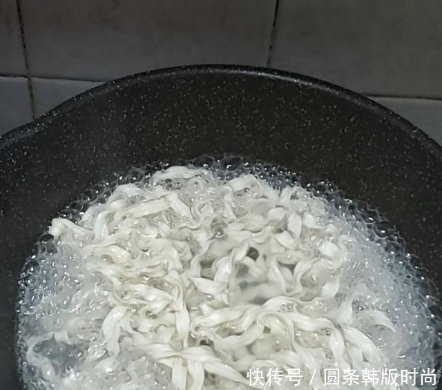 宵夜|炸鱼生菜汤面,鲜美好吃,宵夜来一碗,杠杠滴