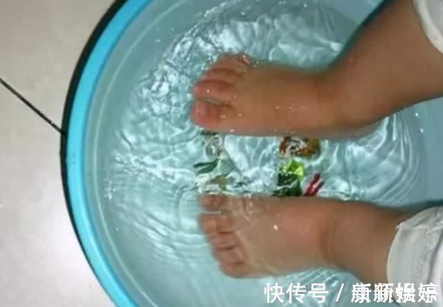 父母|父母们要注意:别再给孩子用“热水”泡脚了,不然有你后悔的时候
