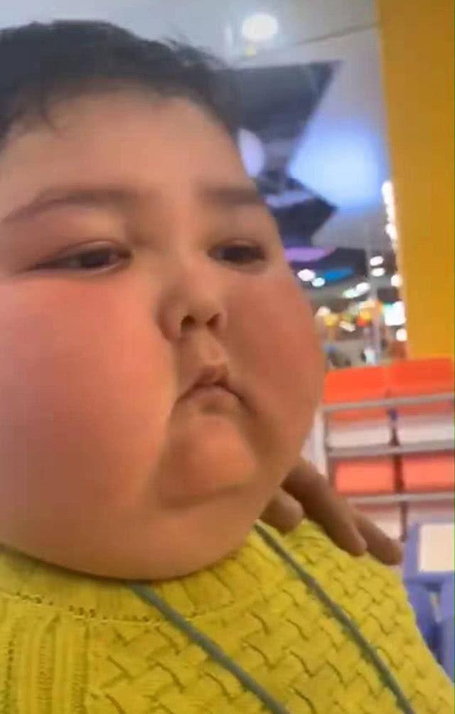 宝妈|宝妈晒图炫耀娃“屁桃脸”,双颊感觉要溢出画面,网友:可爱过头