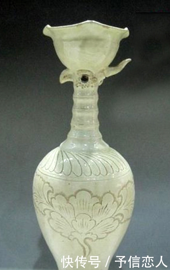 五代定窑刻缠枝牡丹纹凤首瓶