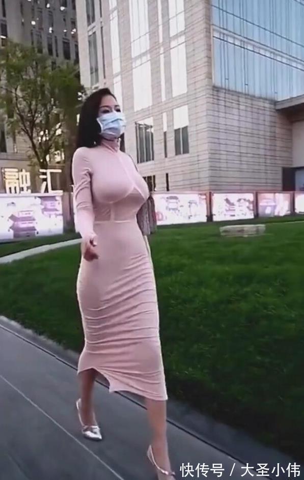 自傲|美女街拍:射手座美女的最喜欢打扮,随意洒脱的高级精致感,好想请她吃顿饭