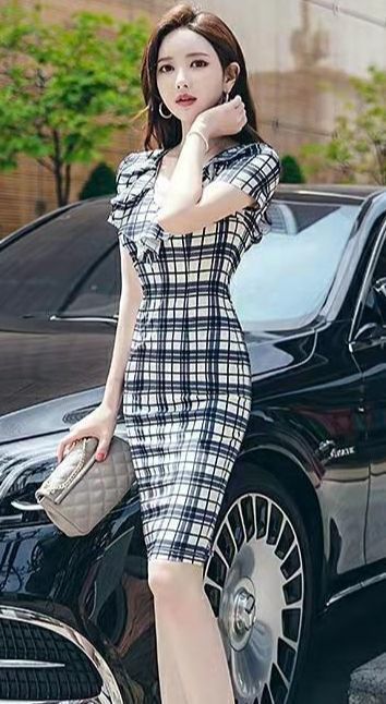 包臀裙 优雅气质的荷叶边包臀裙,V领格子的短袖连衣裙,立体感十足!