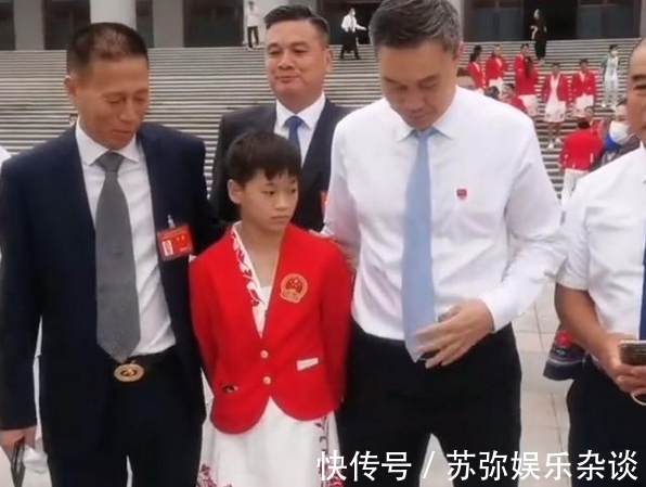 红姐|全红婵出场被领导拦住,红姐一脸紧张不敢动,紧拉身后师哥手不松