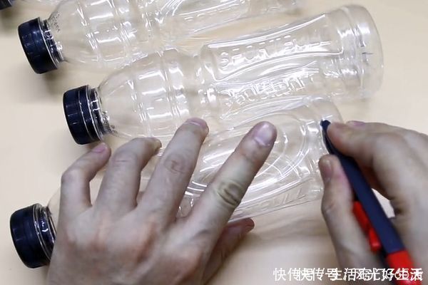 收纳|将6个塑料瓶粘成一个圆圈,放在厨房太实用了,全家人都抢着用!