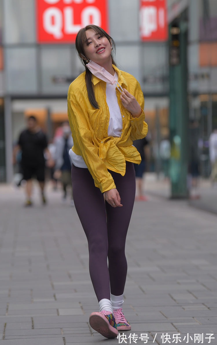 小姐姐 衬衫配打底裤,穿出了秋季清新简约又洒脱的美,休闲时尚又显个性