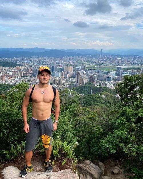 熟男风|胡子型男掀起熟男风,健身+运动塑造精壮的胸肌和质感的腹肌