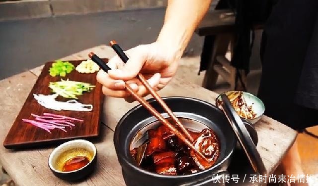 炸酱面|谢霆锋穿拖鞋现身胡同,大口吃炸酱面,下饭菜是红烧肉