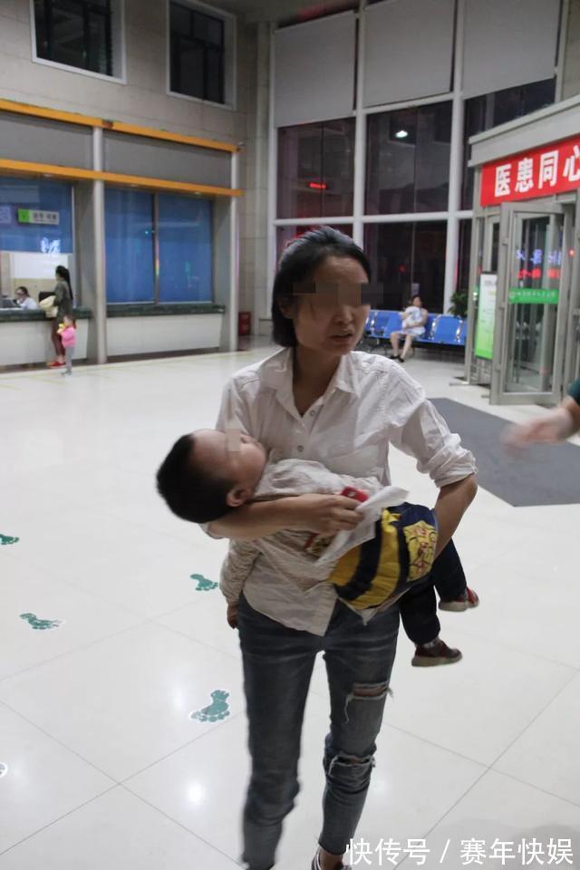 宝爸|2岁男童被饼干卡喉咙窒息,送入医院抢救无效,父母只能放弃治疗