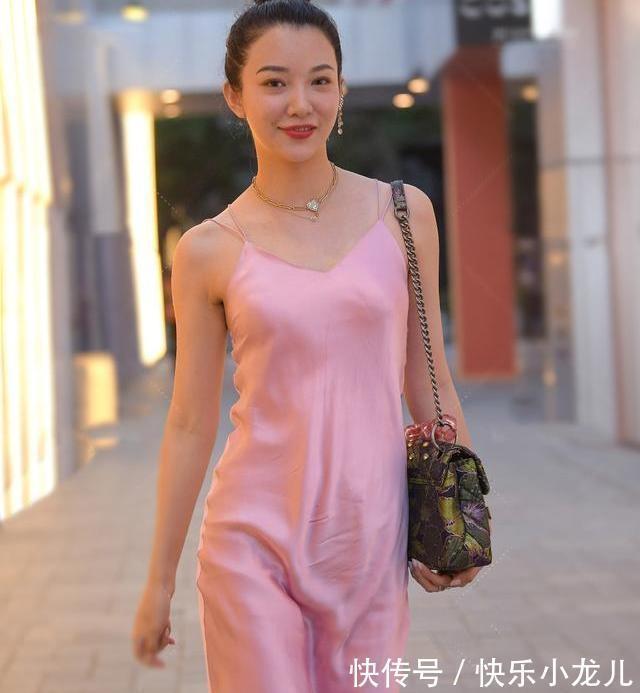 少女心 配上深海蓝色的西瓜红,鲜艳的少女色泽,灵动可爱活泼的亮眼