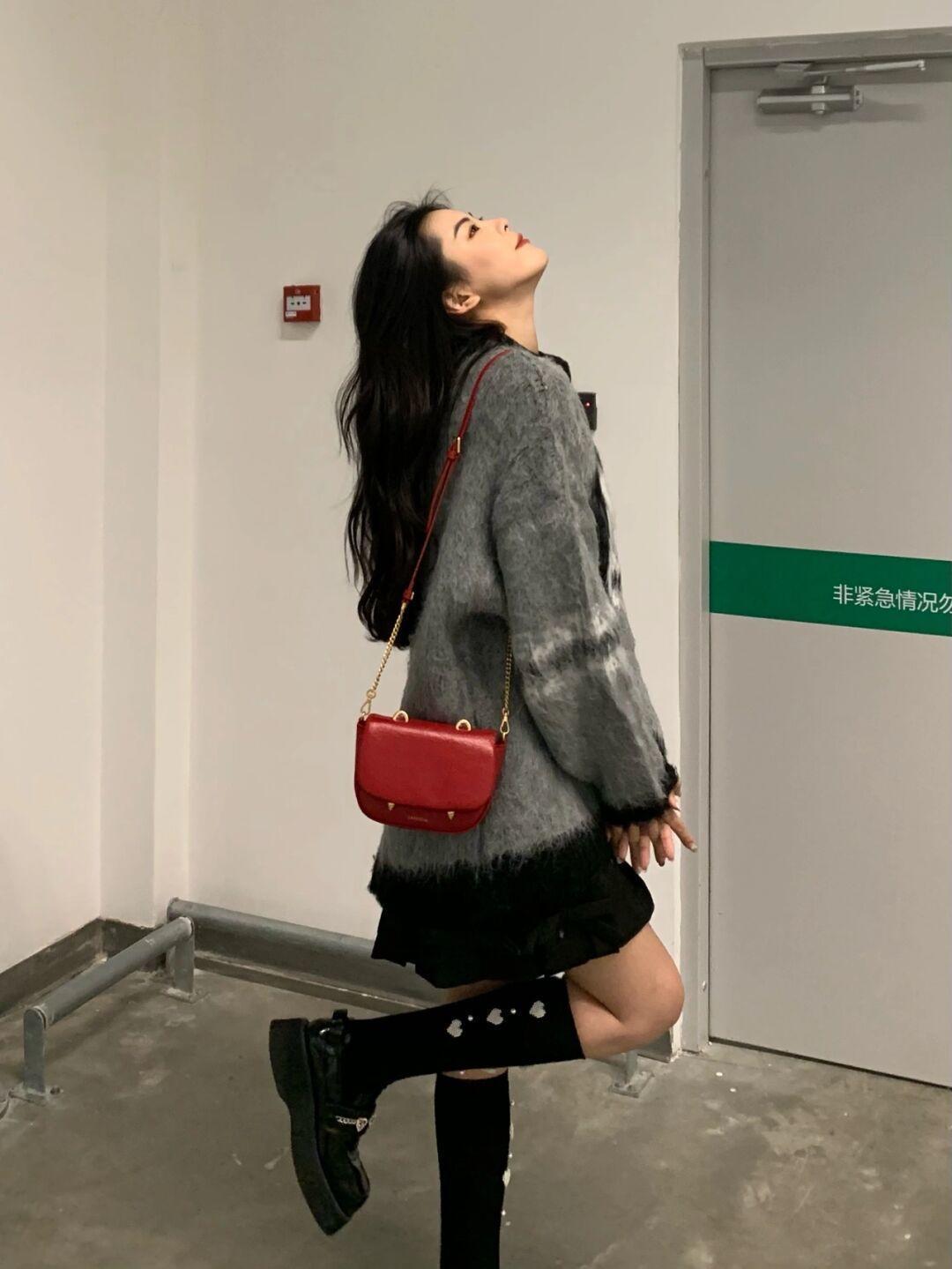 百褶裙|精致女孩试试这6款“小黑裙”吧,选对款增添回头率,百搭又耐看!