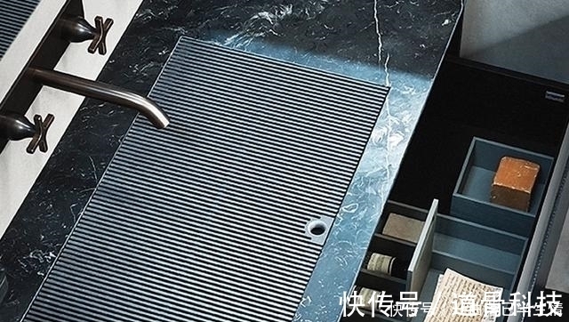 水龙头|这家人太聪明了，洗手台空无一物，排水全靠1条缝，太赞了