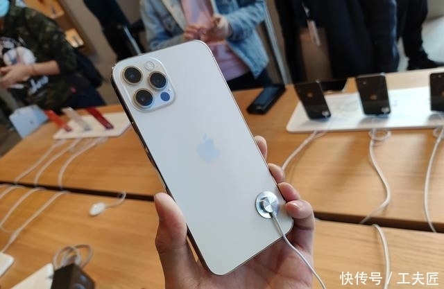 机身|iPhone12首批用户评价出炉:信号明显变好,屏幕偏暖,机身太轻了