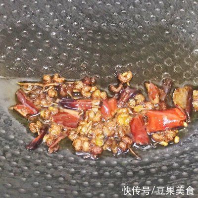 油菜这做法很多人没吃过，不炒也不烧，做出来麻辣脆爽，太好吃