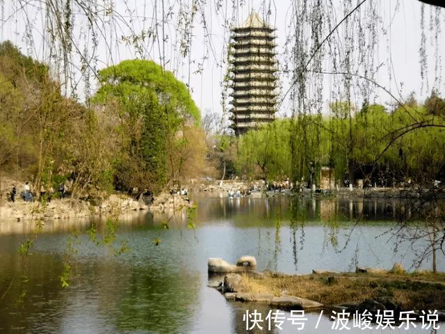 作家&老舍跳湖前,在公园湖边坐了整整一天,是什么让他最终决定去死