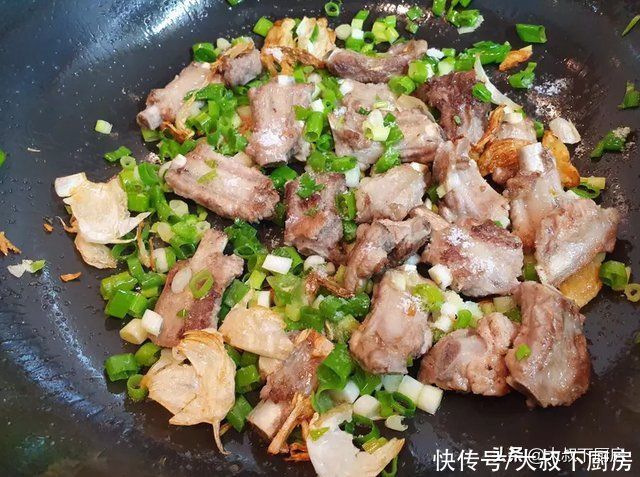 大叔|换个新口味！大叔教你盐焗排骨，外焦里嫩，香气扑鼻，超下饭