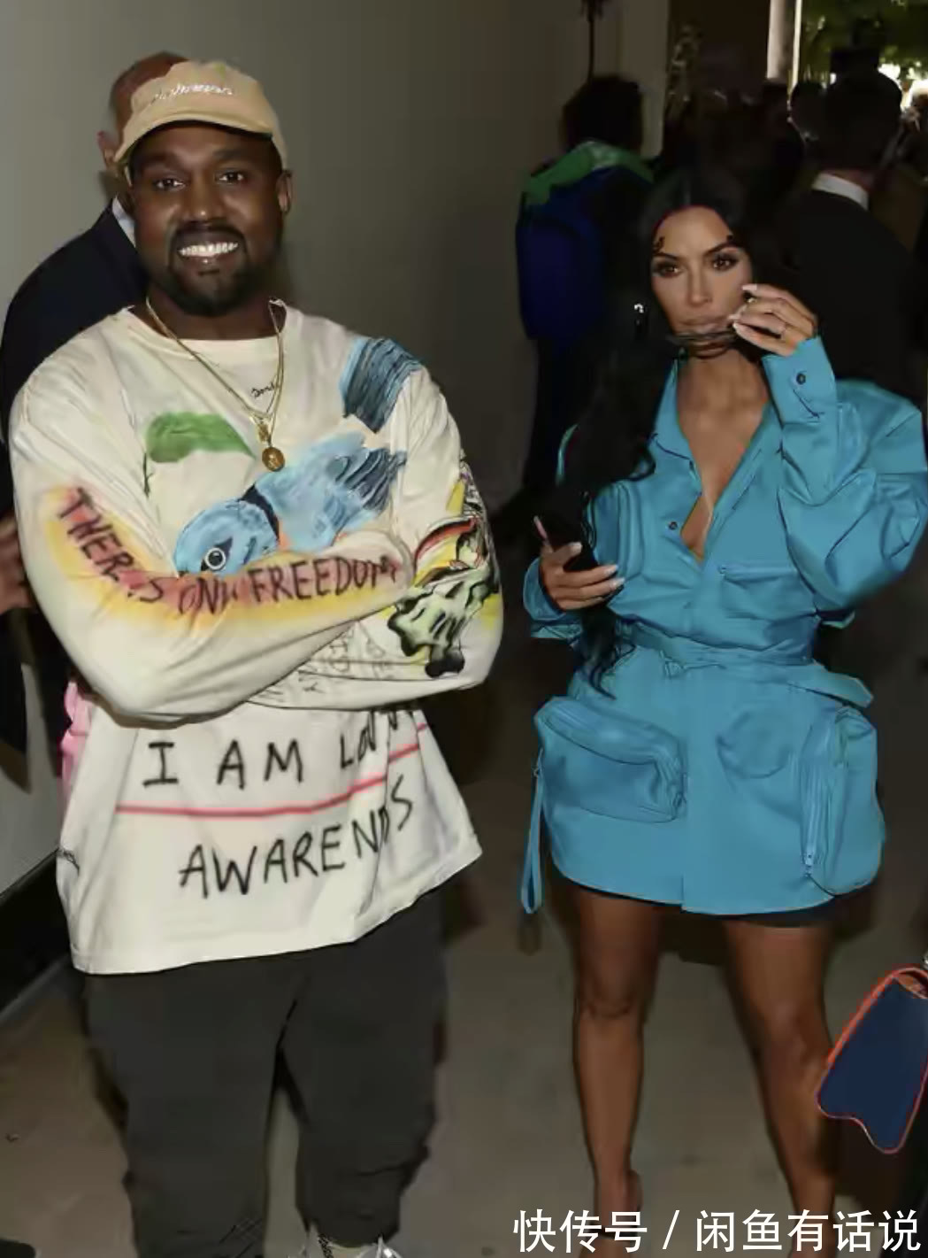 穿搭|卡戴珊向来敢穿,穿紧身连体衣秀身材,配玫红羽毛披肩像鸡毛掸子