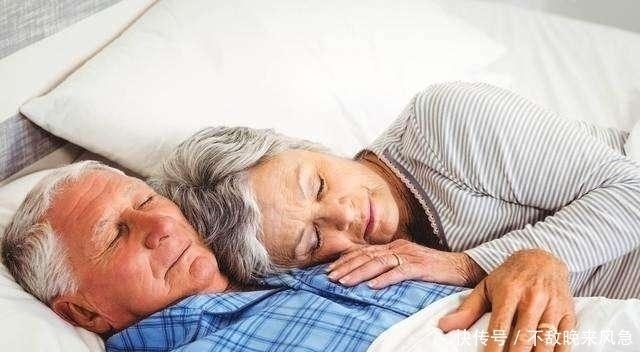 长寿|睡不好难长寿，失眠的老年人睡前常做1件事，缓解焦虑助睡眠