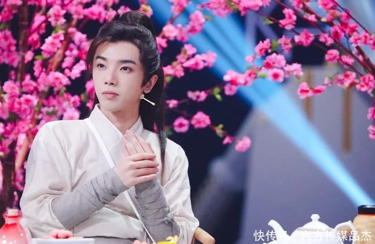 致敬经典何必总拿来比较，华晨宇的《杀破狼》也有自己的味道