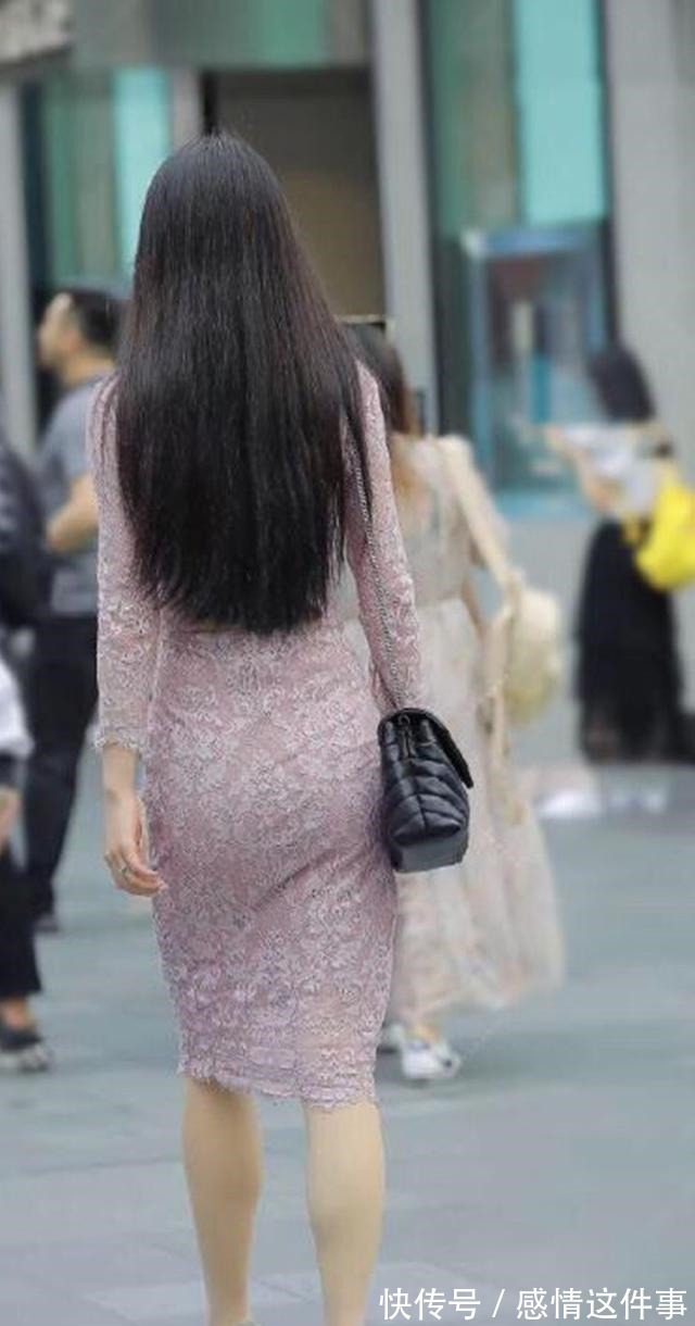 高跟鞋 小姐姐一袭粉色包臀裙凸显曼妙身姿,搭配尖头高跟鞋,吸睛又亮眼!