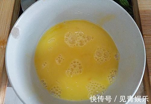 水芹菜|西红柿韭菜靠边站，此菜才是和鸡蛋绝配，简单一做，才上桌就抢光