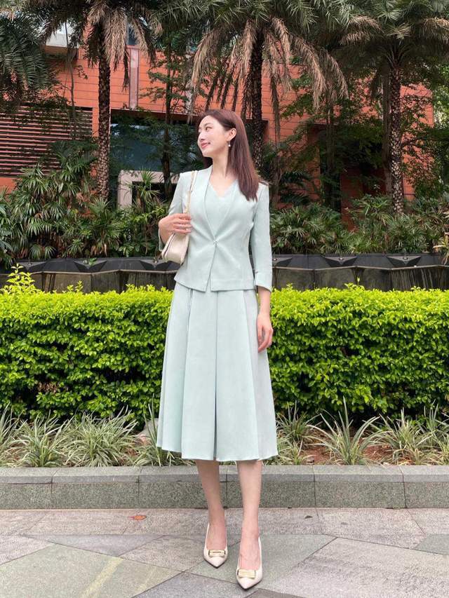 时尚博主|初秋，梨形身材和成熟脸怎么穿？浅蓝色西服搭配连衣裙，温柔优雅