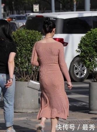 喜欢|街拍:丸子头发型 紧身裙搭配 你喜欢这样的吗
