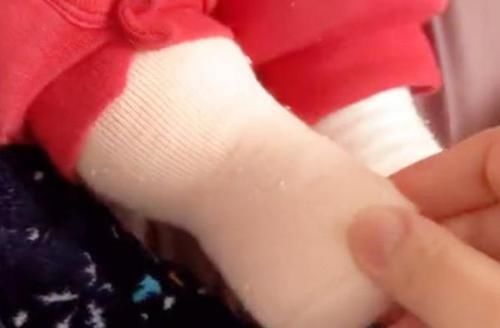 宝妈|宝妈下班回家,发现女儿的脚“胖了”,帮孩子脱掉袜子后笑出声