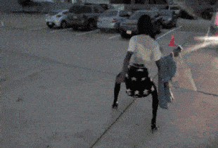 |搞笑GIF: 下次记得关门 要是突然有人进来那就尴尬了