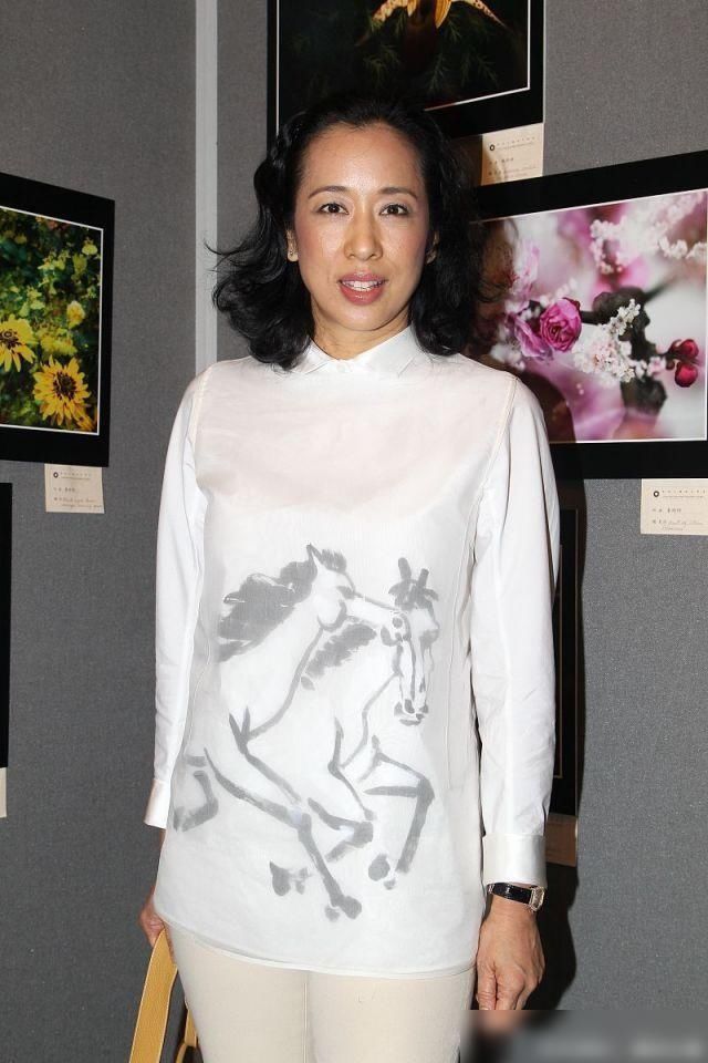 朱玲玲换发型苍老不少,无刘海修饰额头光秃,但穿搭素雅气质醉人