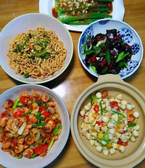 看看婆婆给我做的月子餐，好看又好吃，一个月只要200元，羡慕吗