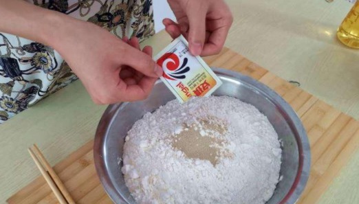 媳妇每次发面做花卷,一大锅一顿就抢光,秘诀全都告诉你,太香了