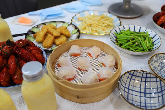 孩子过生日，妈妈花一小时搞定一桌菜，网友：精致丰盛不浪费