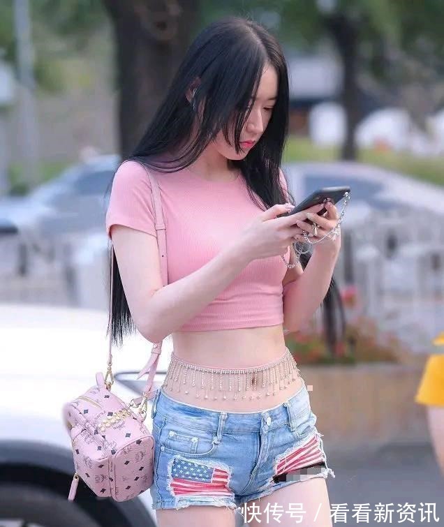 美女 柳腰细腿的打底裤美女,大方得体的搭配风格也耐看,清凉舒适!