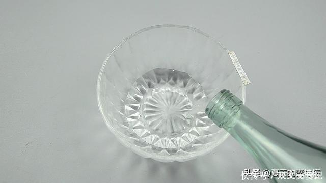 每次洗衣服前倒一碗,不管多脏的衣服,洗完后洁白如新,又学一招