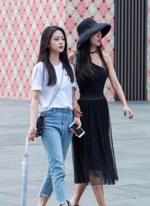 街拍,美女好身材有着独特的魅力,搭配瞬间提升气质