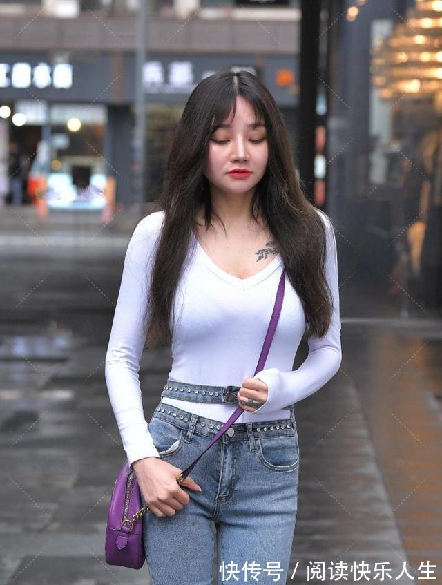 裤腰处 蓝色牛仔裤是百搭的，配上白色上衣会显得很年轻！