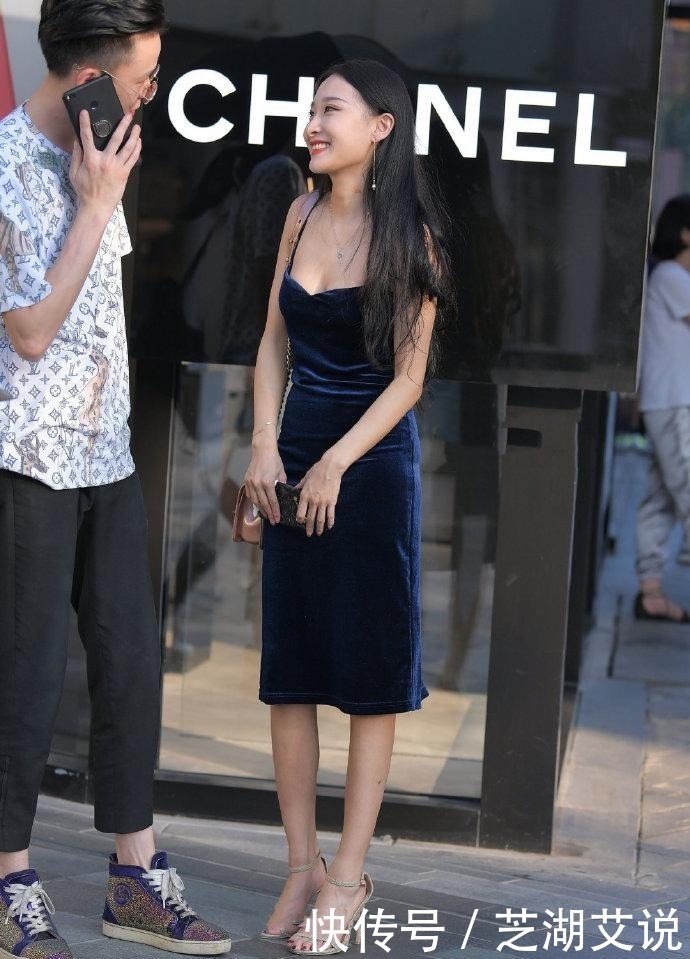 街拍:美女最后的一抹微笑,甜进了心里