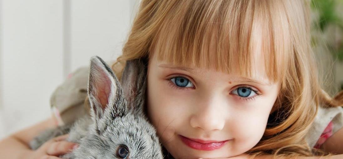 配眼镜|孩子近视,爸爸不许配眼镜,配一次摔一次,眼科医生:真是太无知