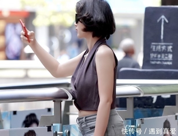 路人街拍,短发气质小姐姐,浅灰衣配搭牛仔裤让身形完美靓丽