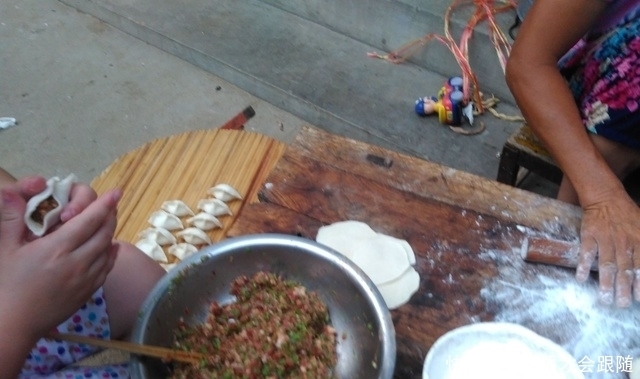 爸爸|农家院里包饺子,我和母亲包饺子给在田地里忙碌着农活的爸爸吃